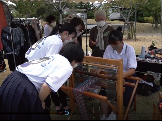 体験ブースで機織りにチャレンジ！
