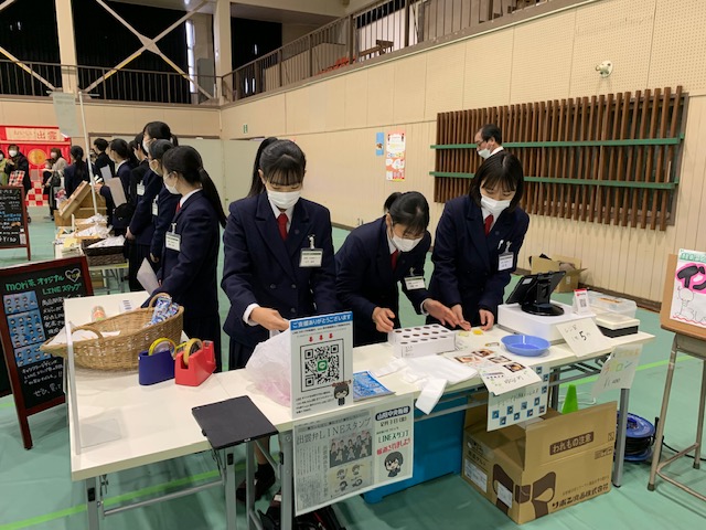 出商デパート_販売風景