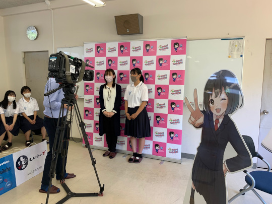 テレビカメラに向かって一言！