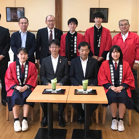 副市長・出雲市議員・商工会議所の皆様への「抹茶タピオカミルクティー」の完成披露。